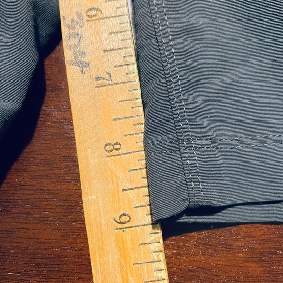 The North Face Mens Shorts Gray Zipper Pockets Size 40 - Picture 8 of 9